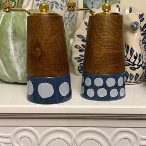 MUD PIE  Wooden and Blue Ceramic Salt and Pepper Grinder Set brand new